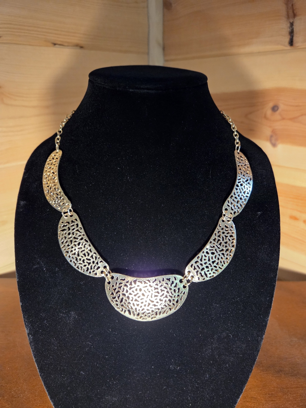 Gold Filigree Curved Panel Necklace - Elegant Women’s Jewelry‎